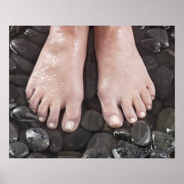 Poster Les pieds de la femme sur les galets (Devant)