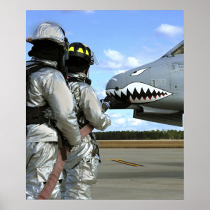 Poster Les pompiers déploient un tuyau d'incendie pendant