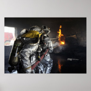 Poster Les pompiers éteignent un incendie dans un entraîn