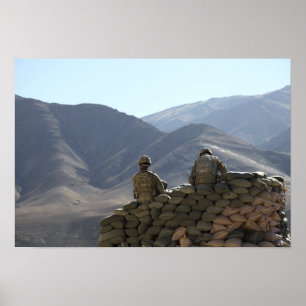 Poster les soldats gèrent du matériel de communication