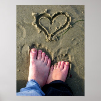 Poster Les tourterelles font du coeur dans le sable par l