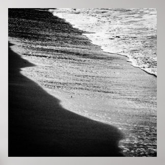 Poster Les vagues noires sont en train de laver le rivage