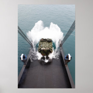 Poster Les véhicules d'assaut amphibie débarquent d'USNS