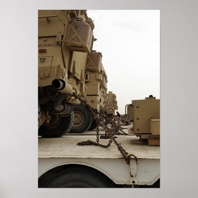 Poster Les véhicules militaires sont verrouillés sur les  (Devant)
