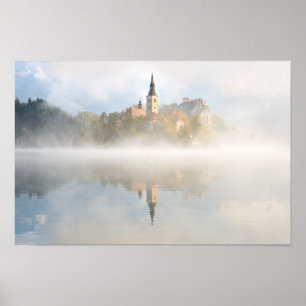 Poster Lever de soleil de Foggy au lac Bled