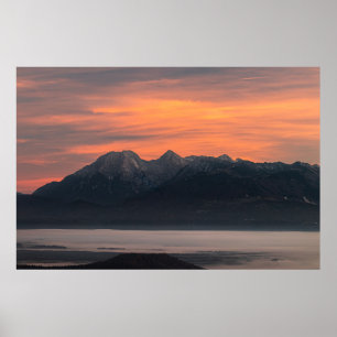 Poster Lever de soleil derrière des montagnes majestueuse
