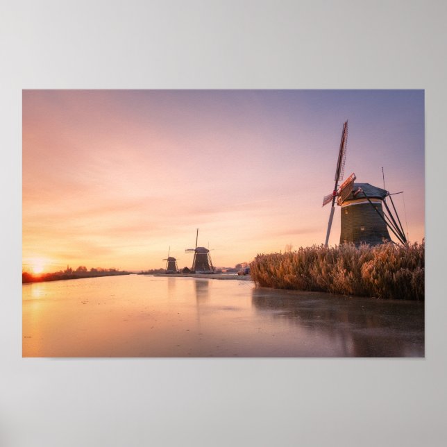 Poster Lever de soleil sur la rivière gelée avec moulins  (Devant)