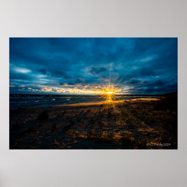 Poster Lever du soleil de l'automne nuageux au-dessus de  (Devant)