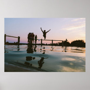 Poster L'homme saute dans l'air moyen sur le plan d'eau