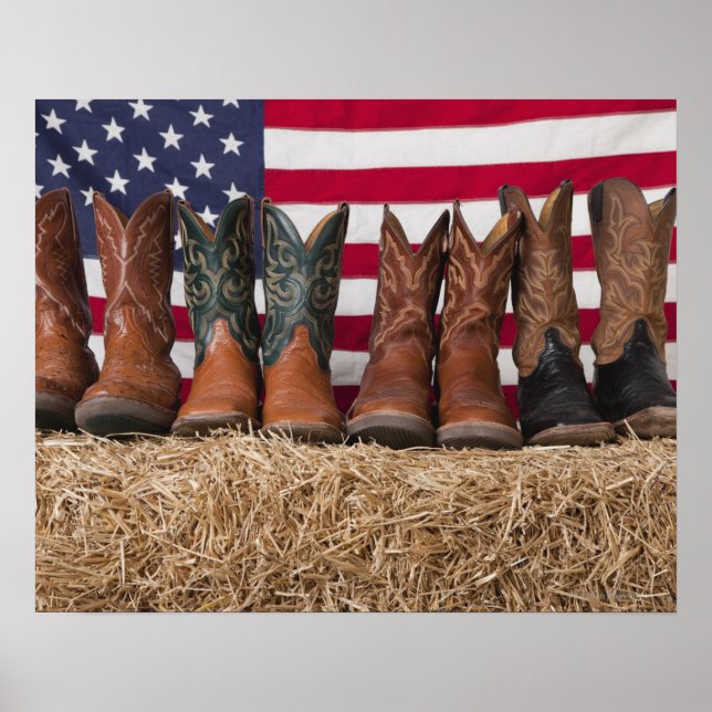 Poster Ligne de bottes de cowboy sur botte de foin (Devant)