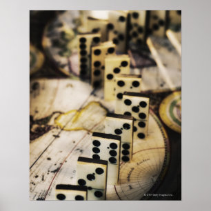 Poster Ligne de dominos sur la vieille carte du monde