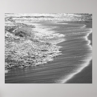 Poster L'océan noir et blanc se lave sur la plage 16x20