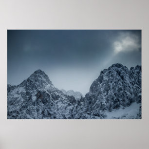 Poster Lumière du soleil et nuages sombres sur des montag