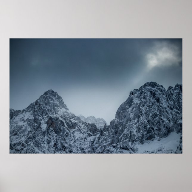Poster Lumière du soleil et nuages sombres sur les montag (Devant)