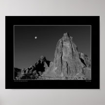 Lune sur arches Spire Monochrome