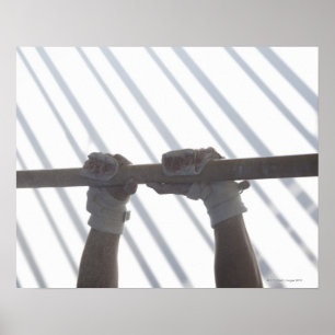 Poster Mains d'un gymnaste masculin saisissant un