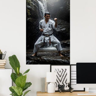 Poster Maître de karaté exécutant un kata sous une cascad