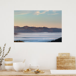 Poster Majestueux mont Triglav avec brouillard dans la va