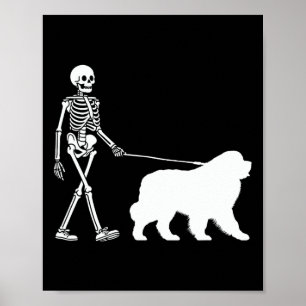 Poster Marcher sur un chien de Terre-Neuve Halloween tenu