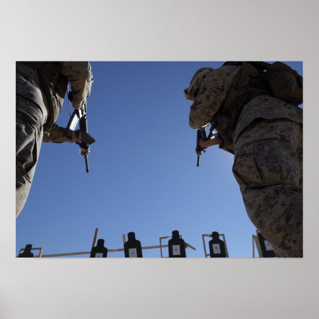 Poster Marines change de magazines en plein feu (Devant)