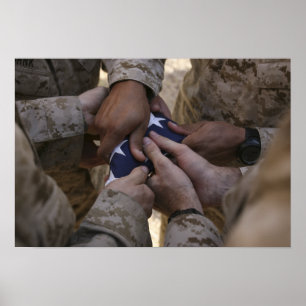 Poster Marines plient un drapeau américain