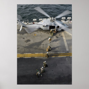 Poster Marines se prépare à embarquer sur un MH-60S