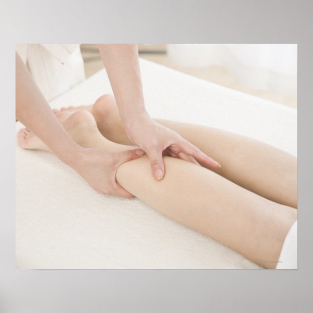Poster Massage thérapeute appliquant massage des pieds (Devant)