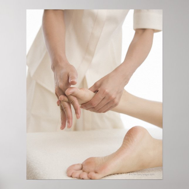 Poster Massage thérapeute appliquant massage des pieds 2 (Devant)
