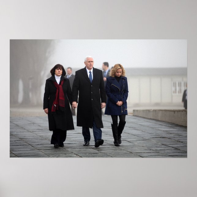 Poster Mike, Karen et Charlotte Pence à Dachau (Devant)