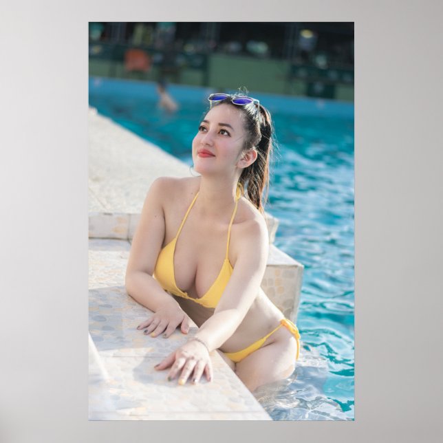 Poster Model In Yellow Bikini (Devant)