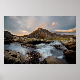 Poster MONTAGNE Brown PRÈS DU CORPS D'EAU SOUS LE CIEL NU