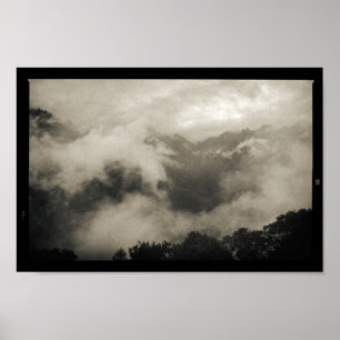 Poster Montagnes brouillard couvert Sombre et Moody Paysa
