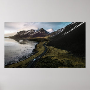 POSTER MONTAGNES PRÈS DU CORPS D'EAU