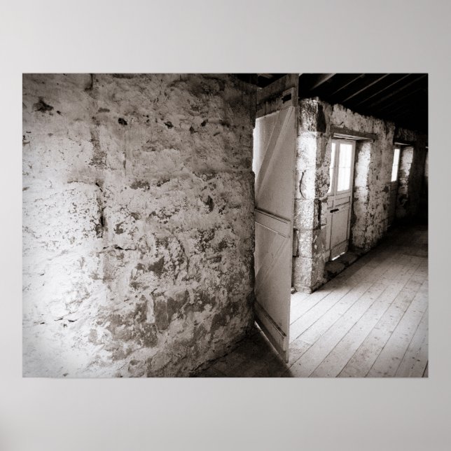 Poster Mur en pierre rustique avec porte à grange ouverte (Devant)