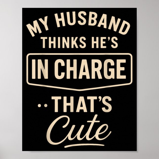 Poster My Husband Thinks He’s In Charge Funny Saying Humo (Devant)