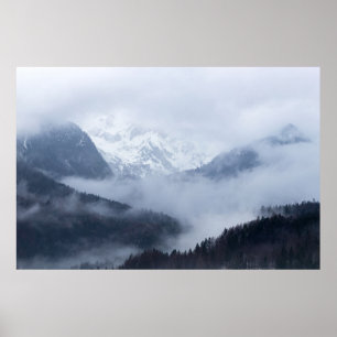 Poster Mystérieux brouillard qui roule à travers des couc