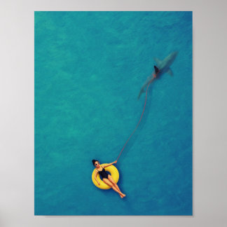 Poster Nageur promenant un requin dans l'océan