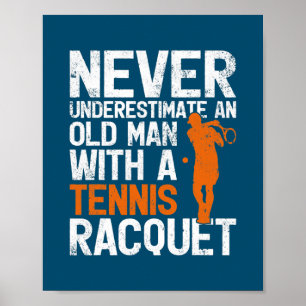 Poster Ne Sous-Estimez Jamais Un Vieux Homme Au Tennis