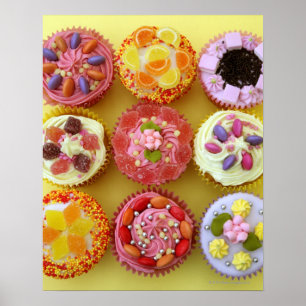 Poster Neuf cupcakes décorés chacun de bonbons dans un