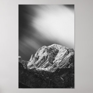 Poster Nuages ageux au-dessus des montagnes en noir et bl