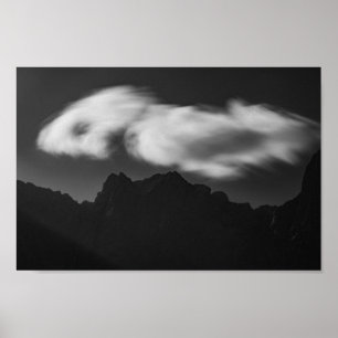 Poster Nuages au-dessus de la silhouette de montagne