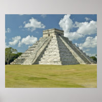 Nuages blancs bouffants au-dessus de la pyramide m