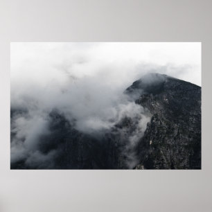 Poster Nuages blancs sur les sombres montagnes rocheuses