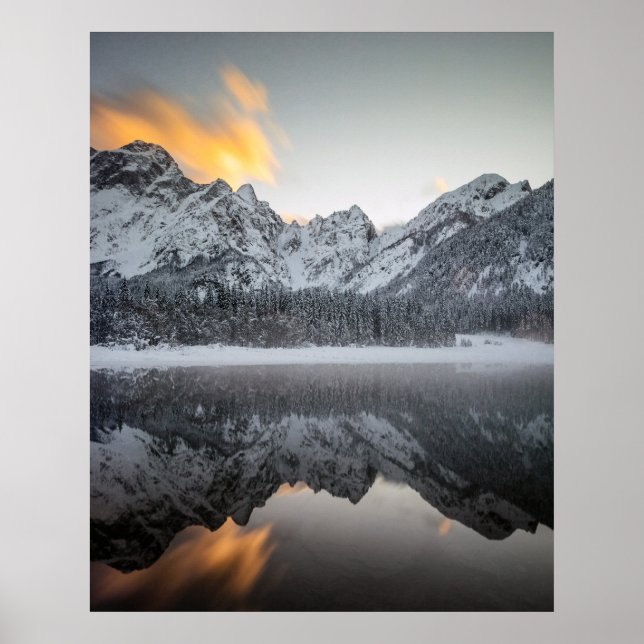 Poster Nuages couchés de soleil sur les montagnes au lac  (Devant)