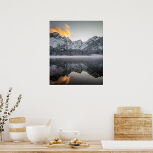 Poster Nuages de coucher de soleil sur les montagnes au l