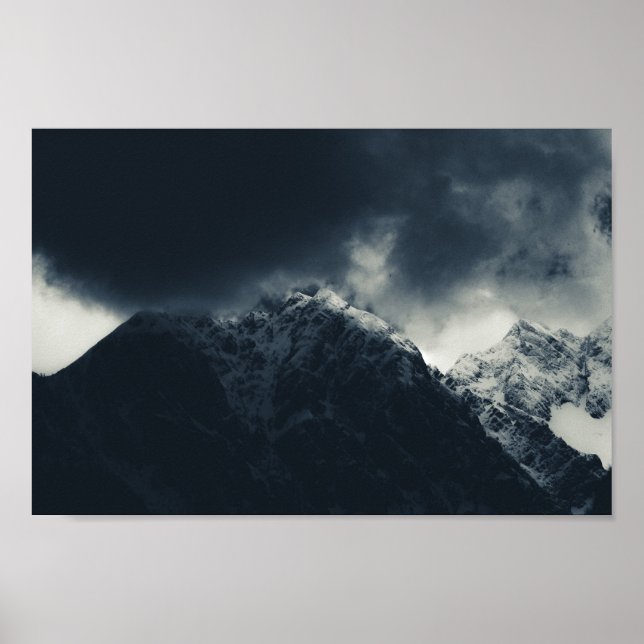 Poster Nuages d'obscurité et de tempête au-dessus des mon (Devant)