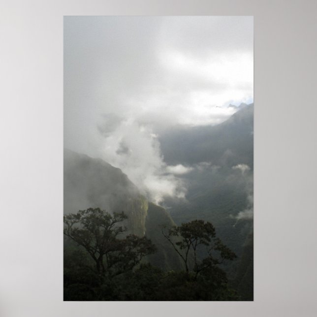 Poster Nuages gris argenté au-dessus des montagnes (Devant)