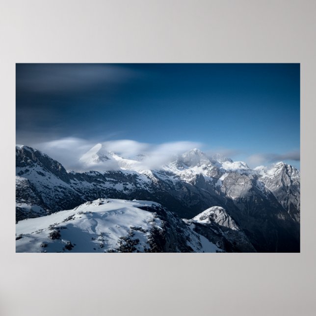 Poster Nuages survolant des montagnes enneigées (Devant)