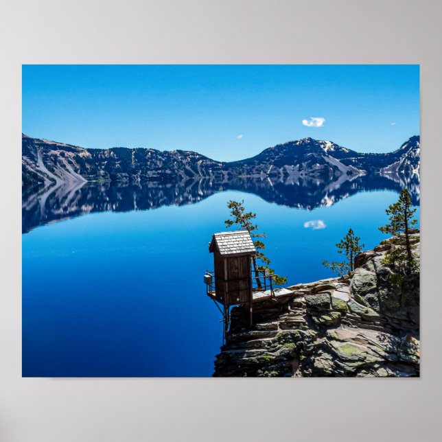 Poster Outhouse sur la falaise // Crater Lake (Devant)