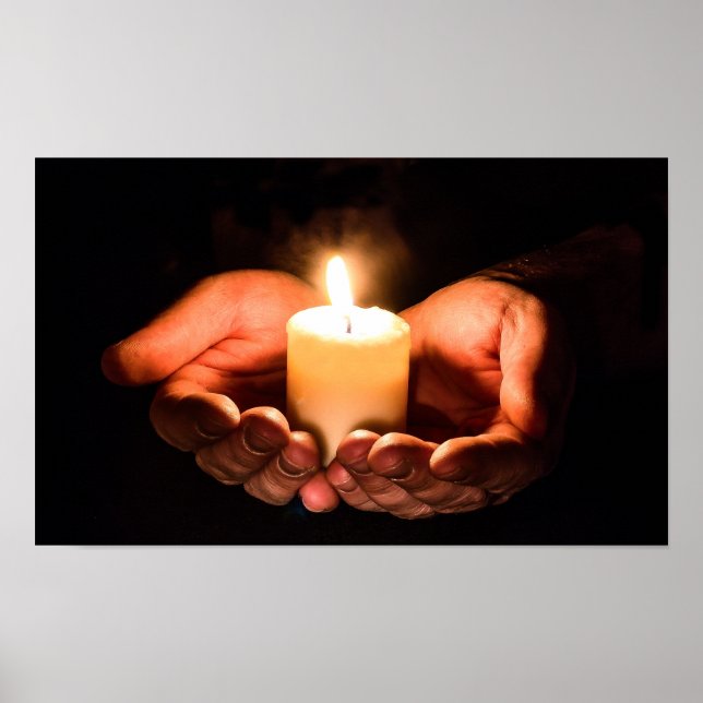 Poster Paire de mains tenant une bougie légère nuit sombr (Devant)